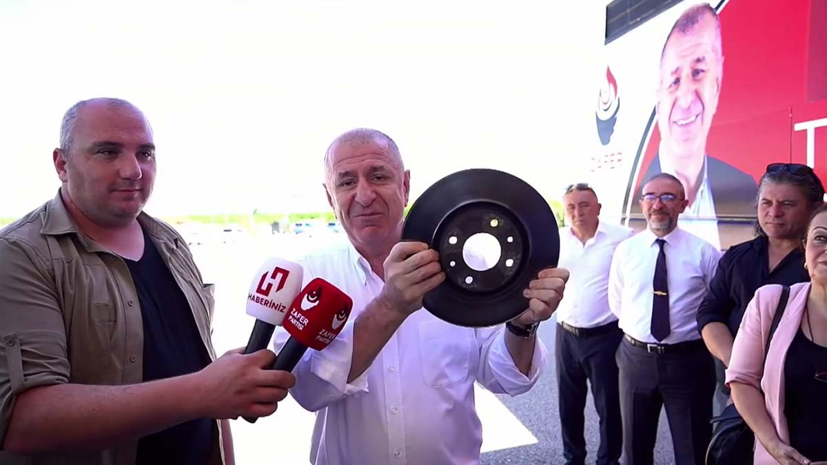 Zafer Partisi Genel Başkanı Ümit Özdağ'ın konvoyu durduruldu Hatay'a girişine izin verilmedi. Jandarma, valiliğin 1 hafta süreyle tüm etkinlikleri iptal etmesi nedeniyle Özdağ ile beraberindekilerin kente girişine izin verilmeyeceğini bildirdi.