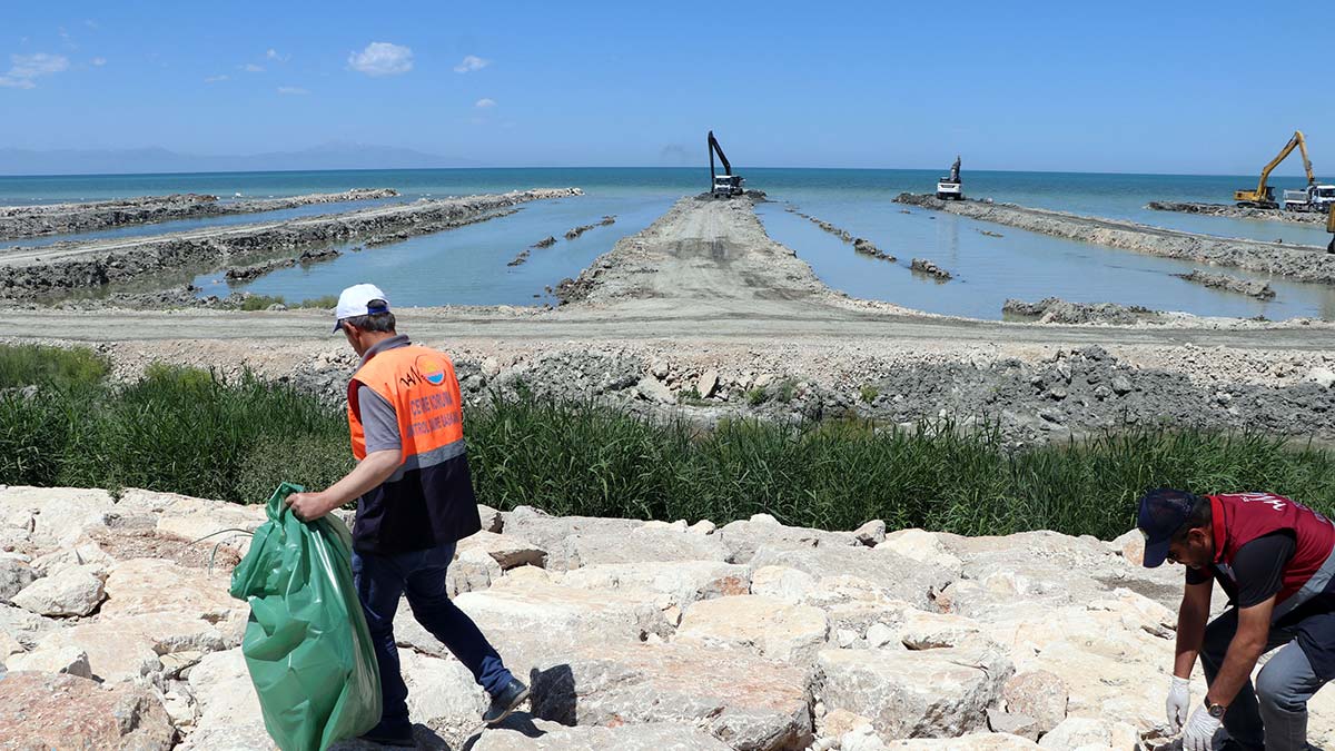 Van Gölü'nden 26 milyon metreküp dip çamuru çıkarıldı