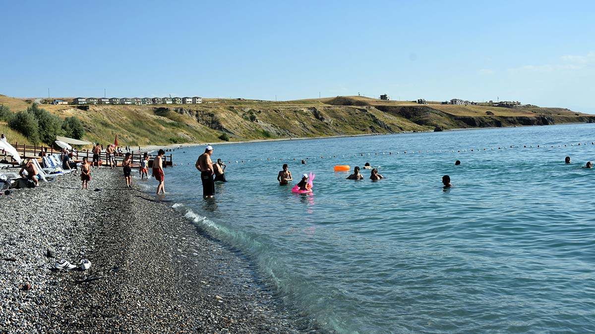 Türkiye'nin ilk denize kıyısı olmayıp, mavi bayrağı bulunan van gölü'nün mollakasım halk plajı'nda mangal ve semaver kullanımı yasaklandı.