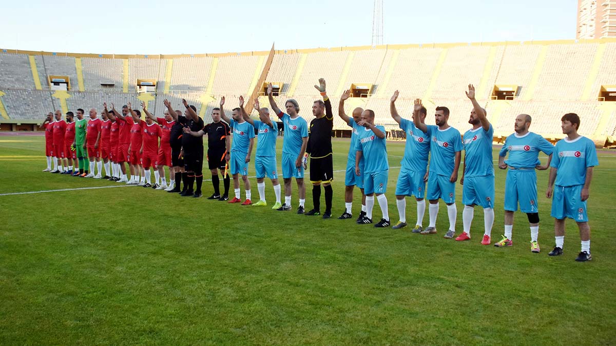 Veteran Futbolcularından anlamlı maç