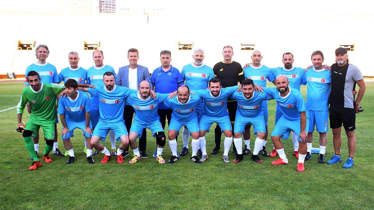 Veteran Futbolcularından anlamlı maç