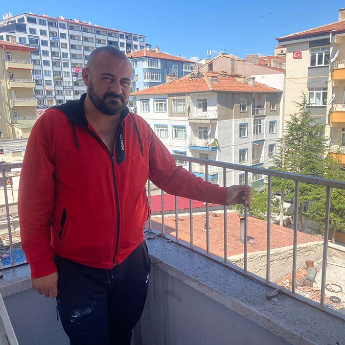 Niğde’de, Afgan ailenin 3'üncü kattaki evinde çıkan yangında kaçarken, balkondan atlayan kadını alt kat balkonunda bacağından yakalayan Fuat Kızıltepe'nin Kadını kurtarırken 2 parmağı kırılmış.