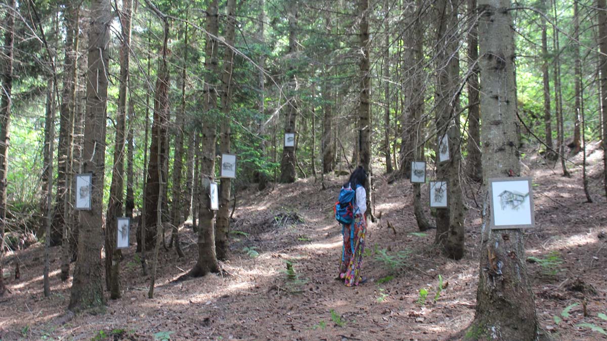 Yayla evlerini çizdi, ormanda sergiledi