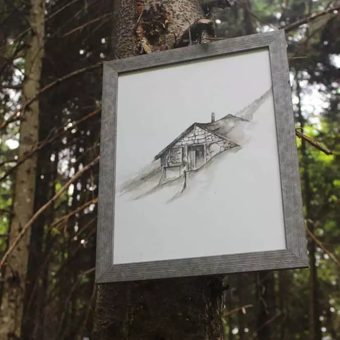 Rize’nin i̇kizdere ilçesinde bir lisede görsel sanatlar öğretmeni çağla genç (32), ahşap ve taş karışımlı yayla evlerini çizdi. Genç, resimlerini ormanda ağaçlara asarak sergiledi.