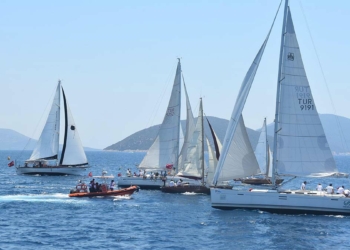 Muğla'nın Bodrum ilçesinde, Sahil Güvenlik Komutanlığı'nın 40'ıncı yıl dönümü nedeniyle yelken yarışı yapıldı. 25 teknede 140 sporcu kıyasıya mücadele etti.