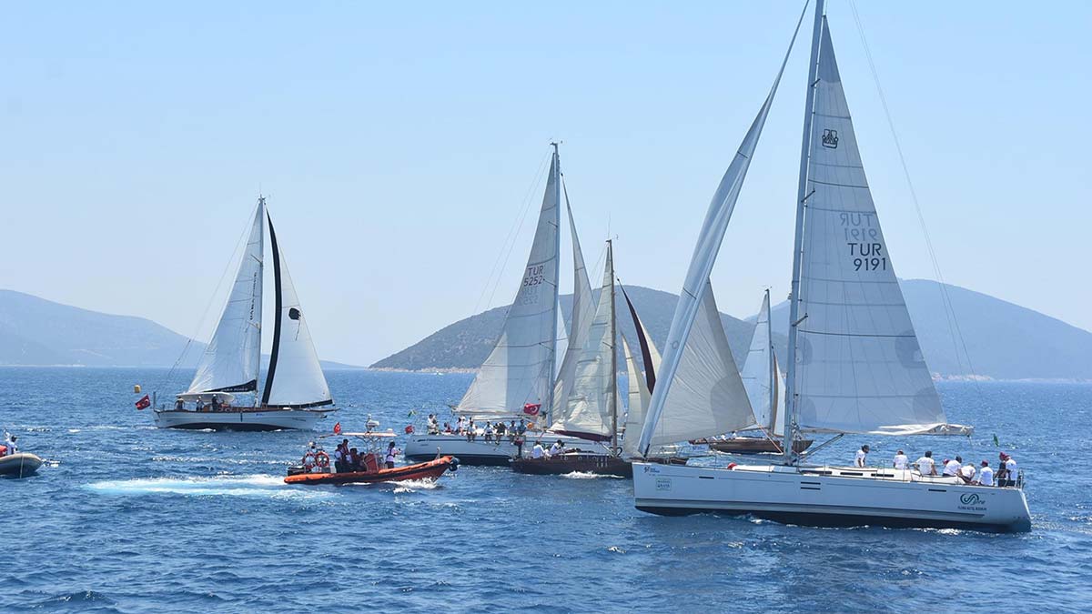 Muğla'nın Bodrum ilçesinde, Sahil Güvenlik Komutanlığı'nın 40'ıncı yıl dönümü nedeniyle yelken yarışı yapıldı. 25 teknede 140 sporcu kıyasıya mücadele etti.