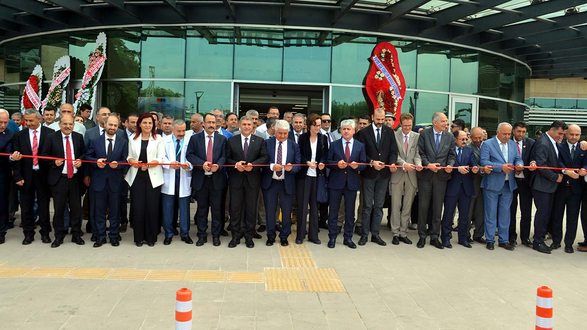 Hatay’da Avrupa Birliği’nin (AB) finanse ettiği, Sağlık Bakanlığı Sağlık Yatırımları Genel Müdürlüğü ile Fransız Kalkınma Ajansı (AFD) yönetiminde yapımı tamamlanan Dörtyol Devlet Hastanesi'nin açılışı gerçekleştirildi.