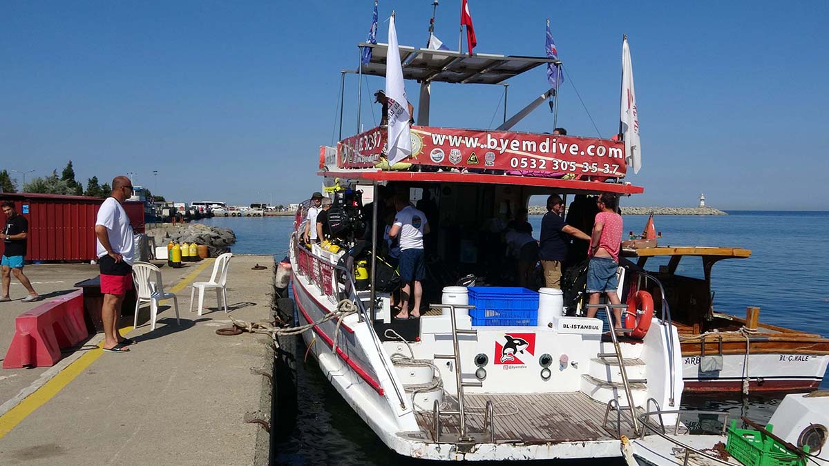 Dalgıçlar, Gelibolu Tarihi Sualtı Parkı'da dalıyor