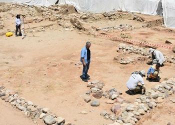 Yeşilova Höyüğü'nde 8 bin 200 yıllık kesici alet bulundu