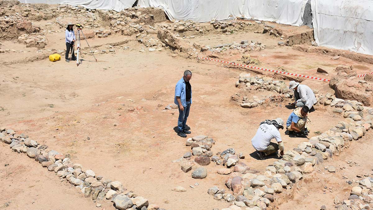 Yeşilova Höyüğü'nde 8 bin 200 yıllık kesici alet bulundu