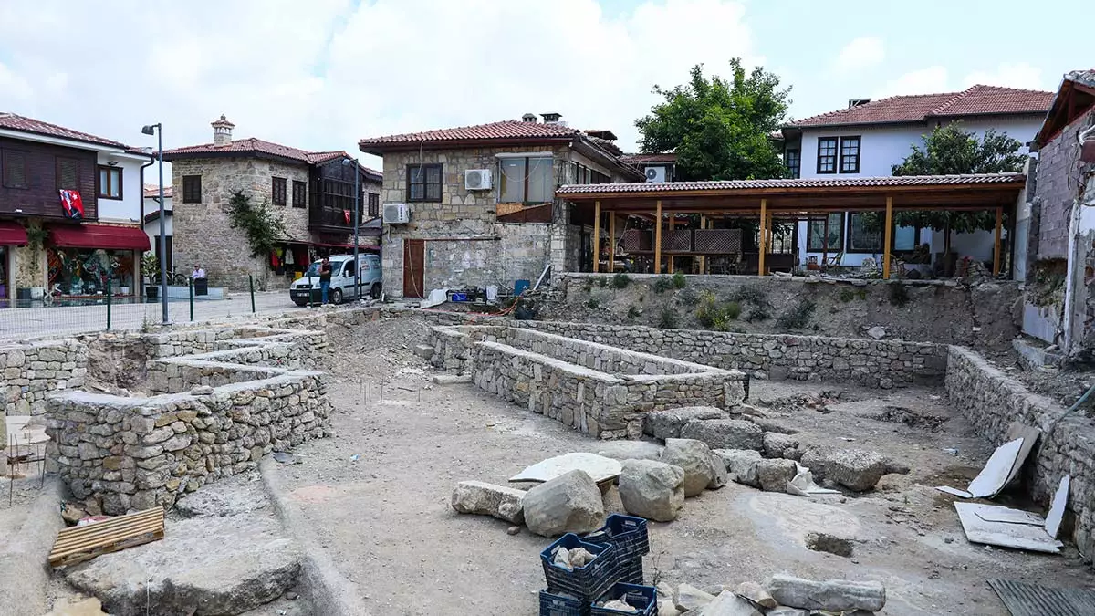 Antalya'nın manavgat ilçesindeki side antik kenti'nde kazılar devam ediyor. Kaçak yapıların yıkıldığı bölgede, 2'nci yüzyılda kullanılan, 6 dönümlük uluslararası ticaret alanı olan liman agorası ve 170 metrelik liman caddesi ortaya çıkarıldı.
