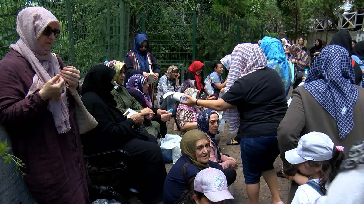 Hafta sonu yapılacak YKS öncesi lise son sınıf öğrencileri, aileleriyle Zuhuratbaba türbesine gelerek dua etti.