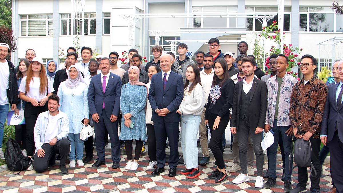 Dijital eğitimle üretken öğrenciler oluşturacağız