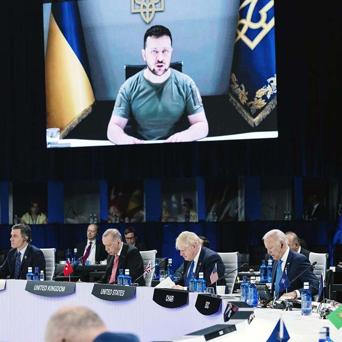 Ukrayna Devlet Başkanı Volodimir Zelenski, İspanya’nın başkenti Madrid’de düzenlenen NATO Zirvesi'nde liderlere seslendi. Ukrayna’nın, Finlandiya ve İsveç’in ittifaka katılma kararını memnuniyetle karşıladığını belirten Zelenski, “Güvenlik garantilerine ihtiyacımız var ve ortak güvenlik alanında Ukrayna için bir yer bulmalısınız” dedi.