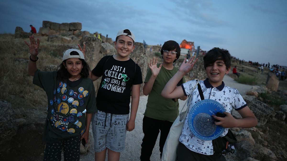 Diyarbakır’ın çınar ilçesinde unesco dünya mirası geçici listesi'ndeki roma i̇mparatorluğu'nun doğuda son garnizonu 3 bin yıllık zerzevan kalesi’ndeki ‘zerzevan gökyüzü gözlem etkinliği’nde halka açık programa 5 bin kişi katıldı.