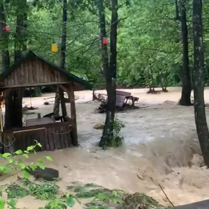 Zonguldak’ta kısa süren kuvvetli yağışta acılık deresi taştı. Çaydamar mahallesi’ndeki yediemin otoparkındaki 1 tir ve 1 otomobil dereye devrildi, caddeler suyla doldu.