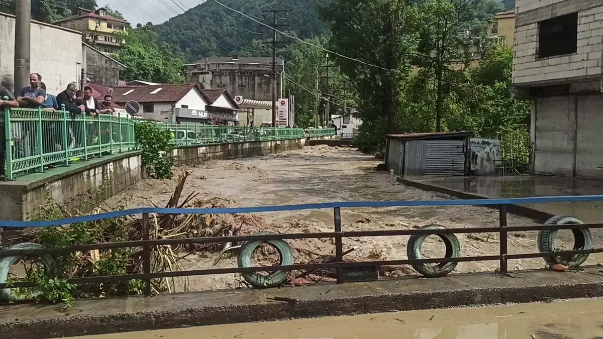 Acılık deresi taştı; caddeler göle döndü