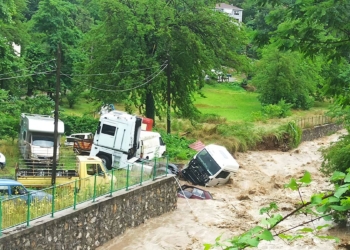 Acılık Deresi taştı; Caddeler göle döndü