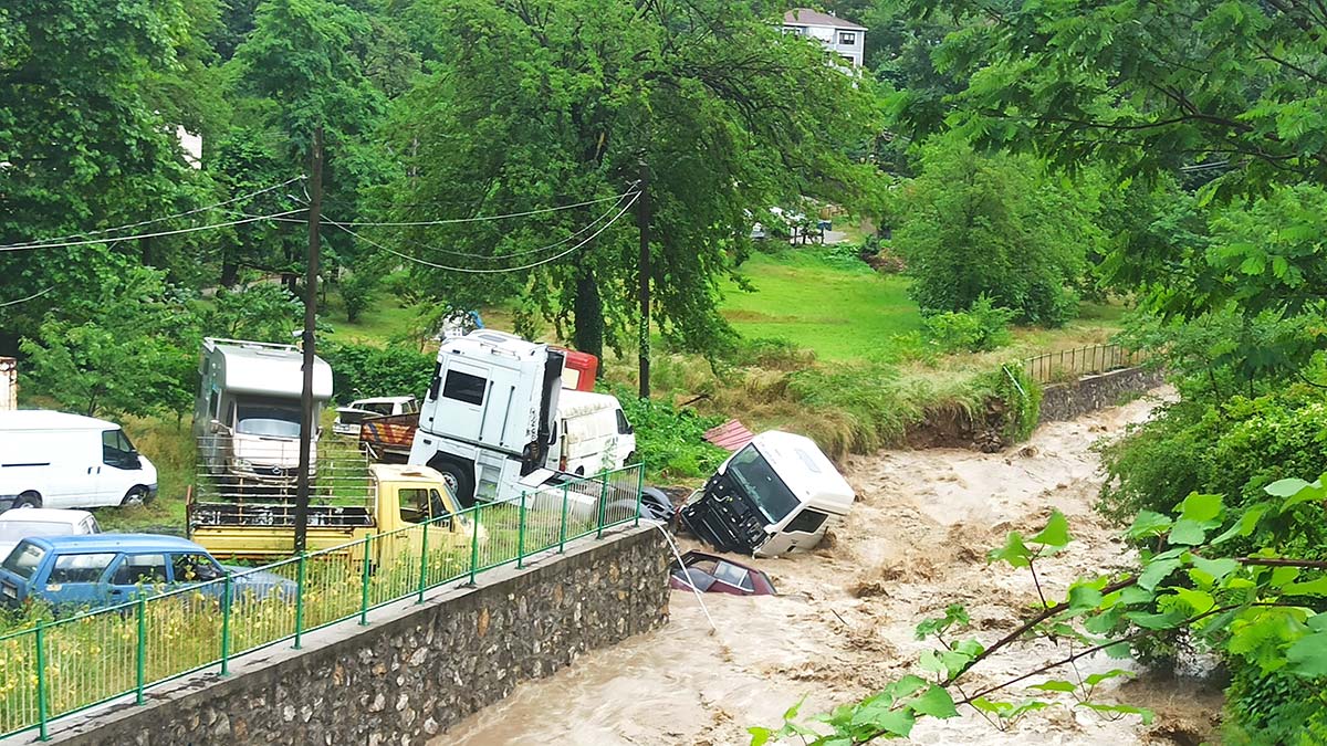 Acılık Deresi taştı; Caddeler göle döndü