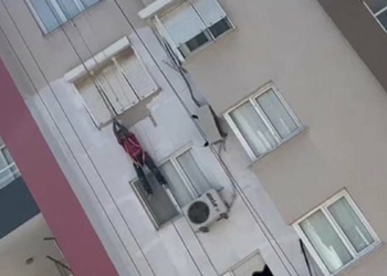 11'inci katta asılı kalan boyacıyı itfaiye kurtardı