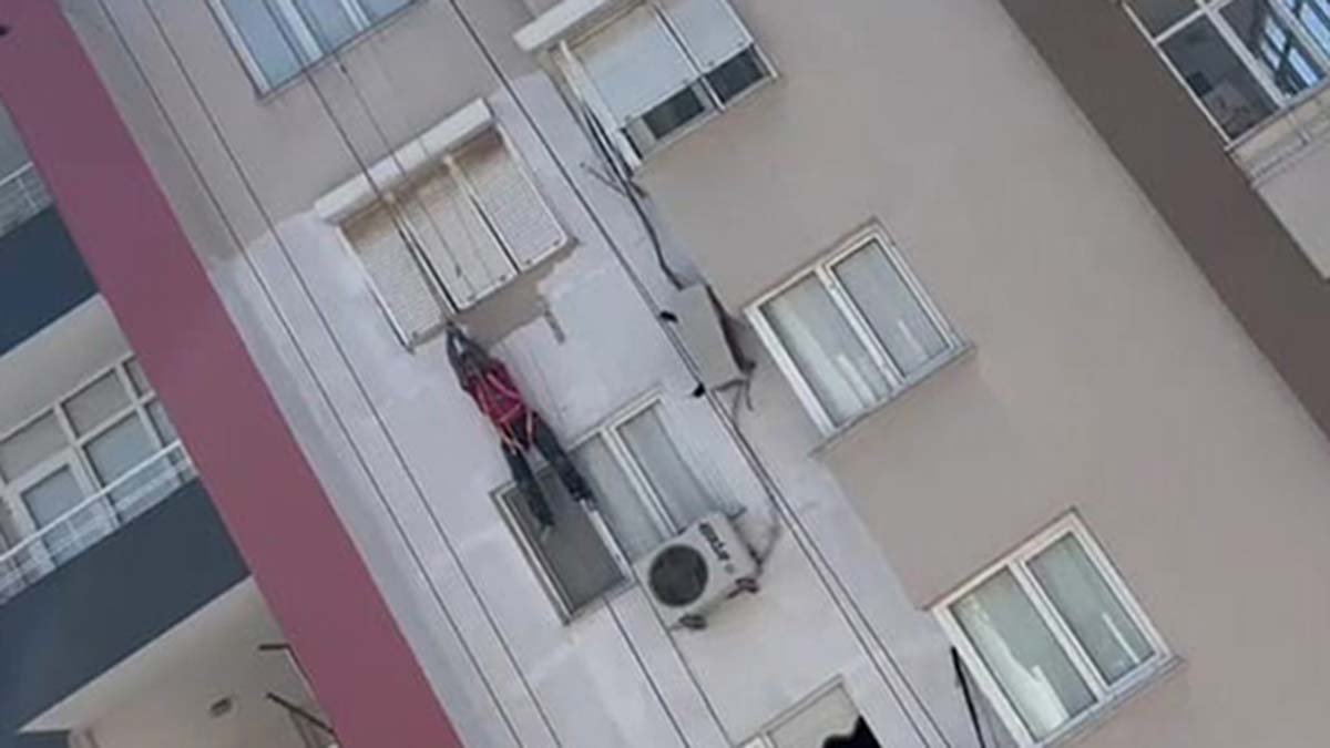11'inci katta asılı kalan boyacıyı itfaiye kurtardı