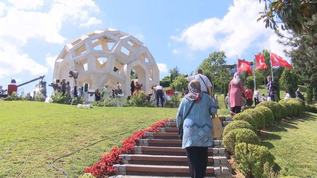 15 Temmuz Şehitler Anıtı'na ziyaretçi akını 