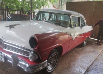 1955 model klasik otomobili restore etti