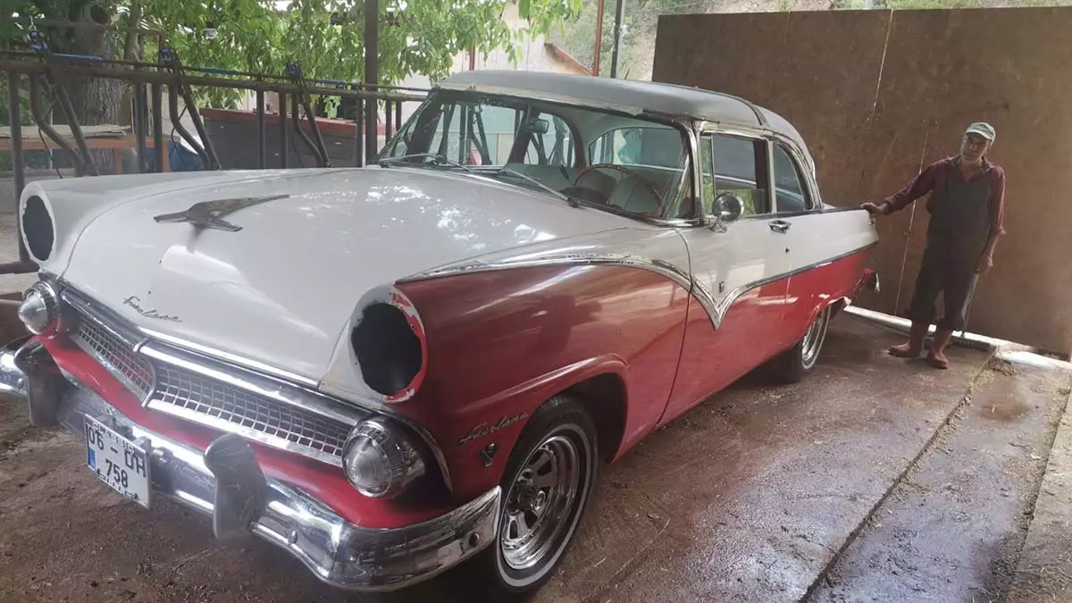 1955 model klasik otomobili restore etti