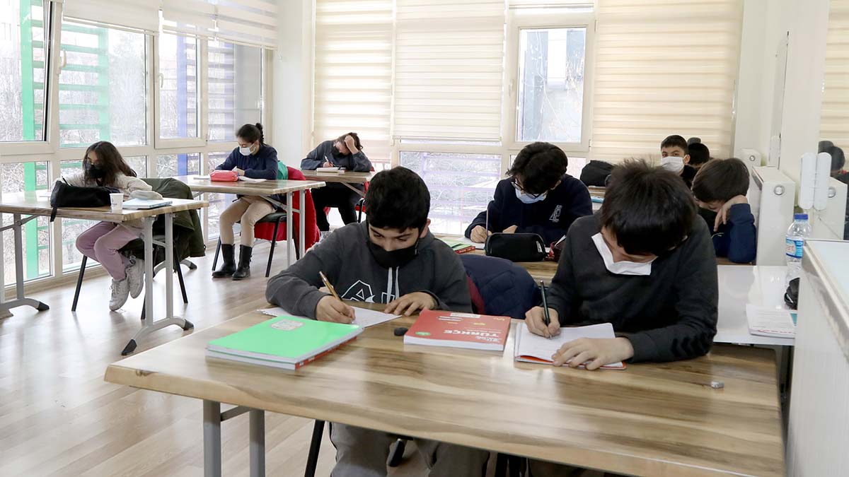 Çankaya Belediyesi, yeni eğitim öğretim döneminde LGS ve YKS sınavlarına hazırlanacak 4 bin öğrenciye eğitim desteği verecek.