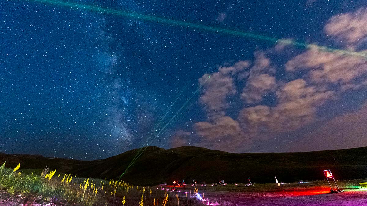 Gençler teleskoplarla gökyüzünü izledi