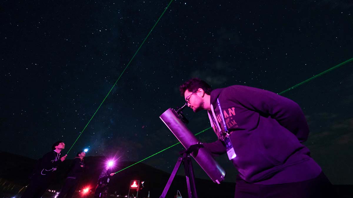 Erzurum'da, Avrupa ve Türkiye'nin en büyük teleskobunun bulunduğu 3 Doğu Anadolu Gözlemevi'nin (DAG) eteklerinde gençler teleskoplarla gökyüzünü izledi.