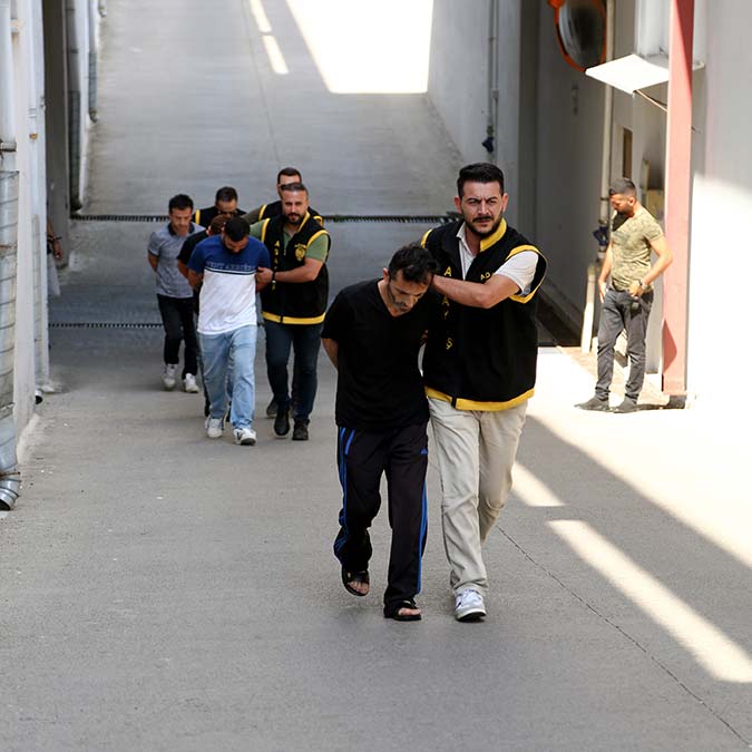 Adana’da aynı sokakta oturan komşu iki aile arasında çıkan ve 6 kişinin yaralandığı silahlı kavganın, çocukların oynadığı topun otomobile çarpması nedeniyle çıktığı belirlendi.