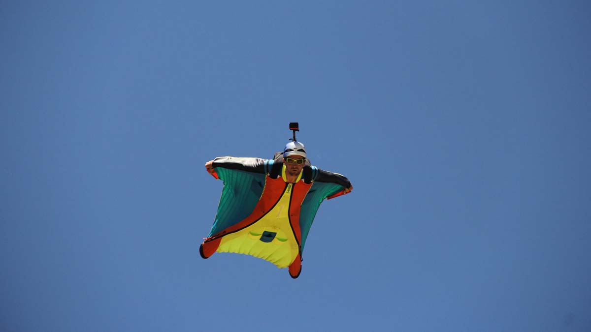 600 metreden yarasa kanat atlayışı yaptı