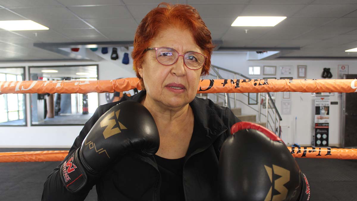 Antalya'da emekli öğretmen zerrin tombuloğlu (67), 2 yıl önce yakalandığı parkinson hastalığını boksla yendi.