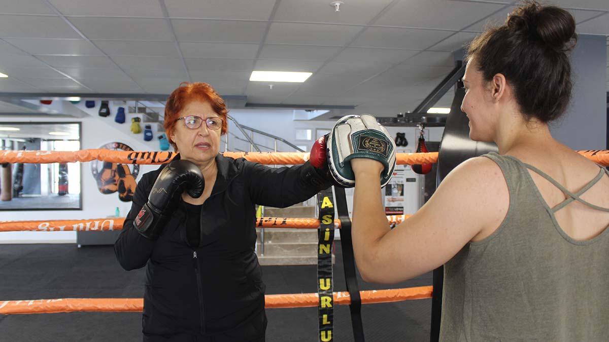 Antalya'da emekli öğretmen Zerrin Tombuloğlu (67), 2 yıl önce yakalandığı Parkinson hastalığını boksla yendi.