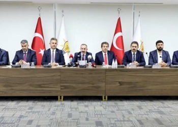 AK Parti'li 11 grup başkanvekili İzmir'de buluştu