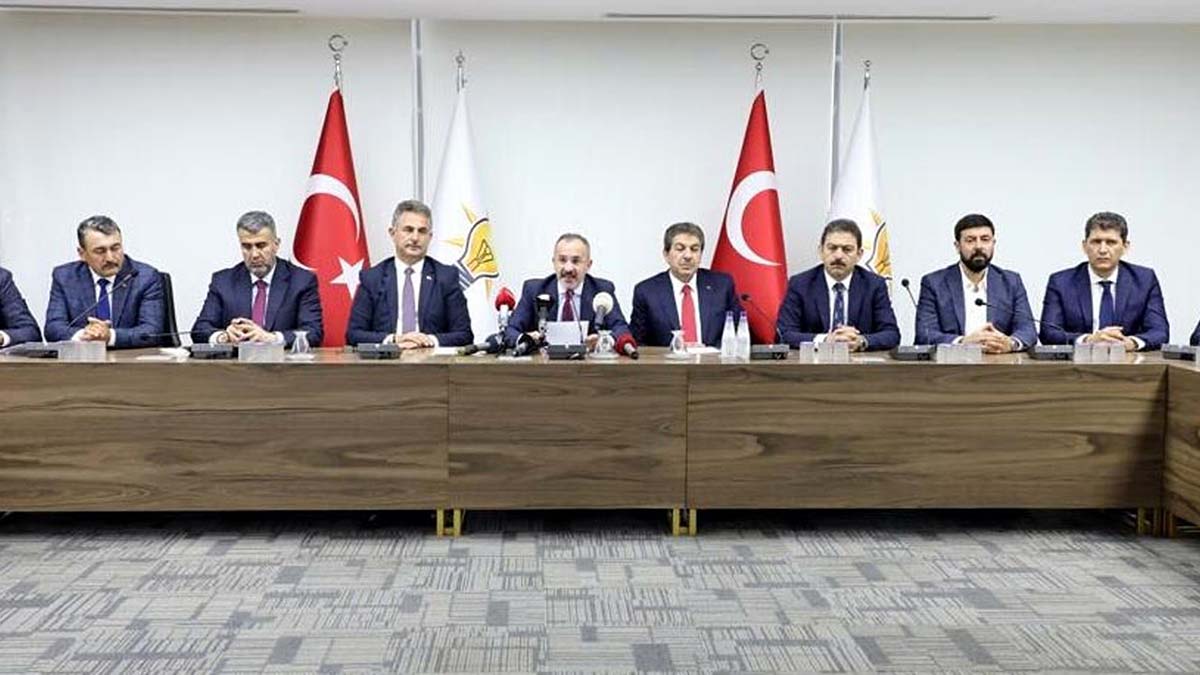 AK Parti'li 11 grup başkanvekili İzmir'de buluştu