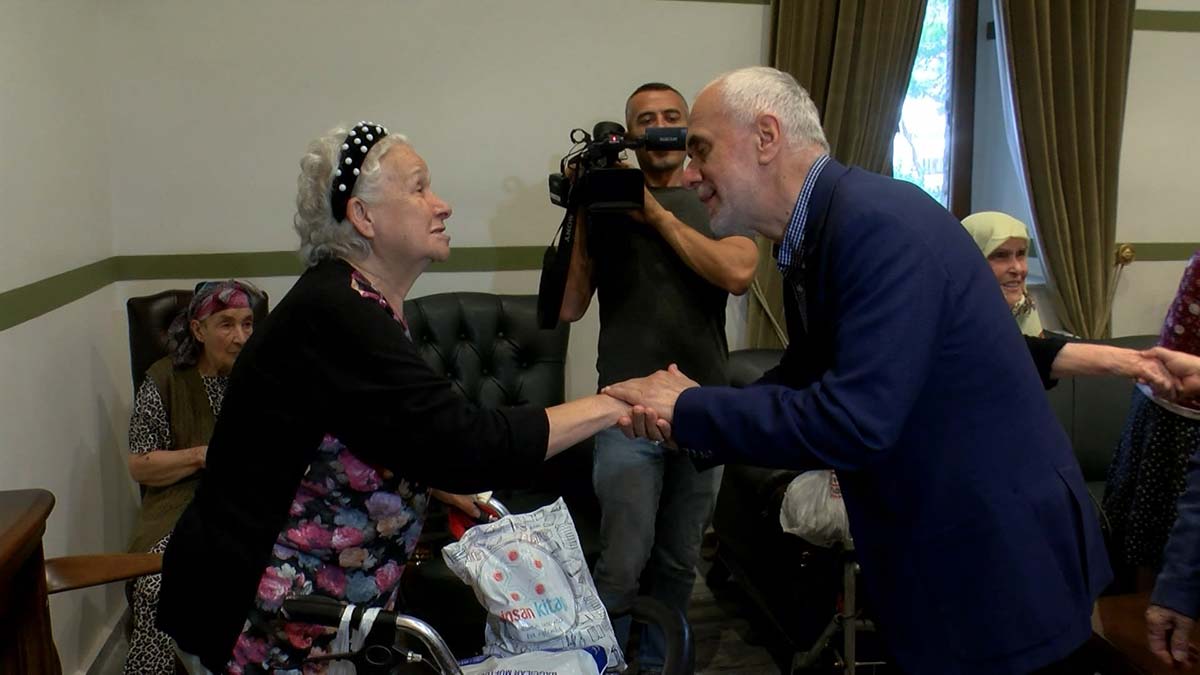 AK Partili heyet Darülaceze'yi ziyaret etti