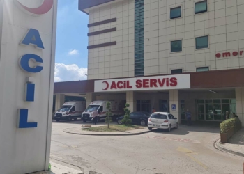 Acil servisteki hasta sekreterin elini ısırdı
