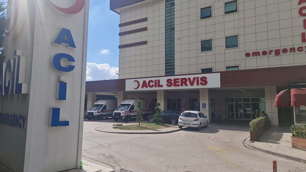 Acil servisteki hasta sekreterin elini ısırdı