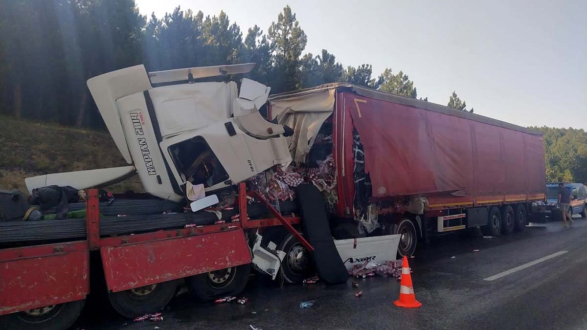 Afyonkarahisar'da iki TIR çarpıştı: 7 yaralı