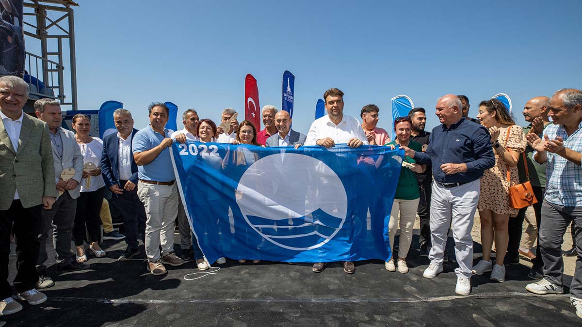Akarca plajı mavi bayrağını geri aldı