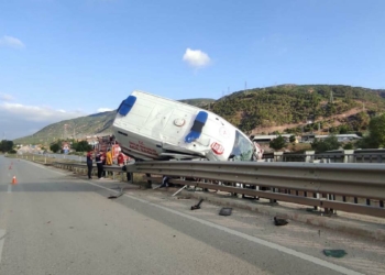 Ambulans bariyerlere çarptı: 1 ölü, 3 yaralı