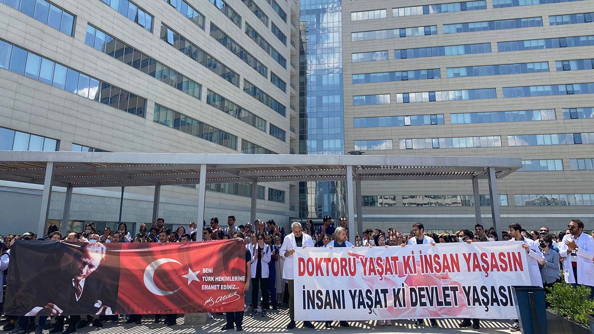Ankara'da sağlıkçılardan protesto
