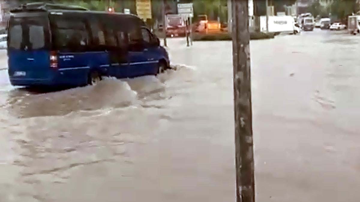 Ankara'da şiddetli yağış; araçları su bastı