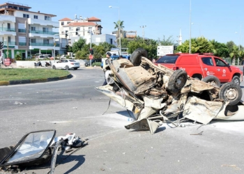 Antalya'da kavşakta kaza: 1 ölü, 3 yaralı