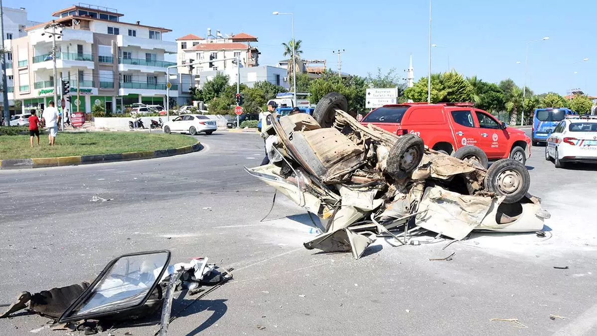 Antalya'da kavşakta kaza: 1 ölü, 3 yaralı