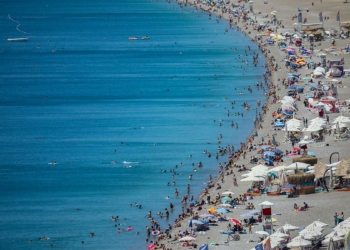 Antalya'da otelde yer bulamayanlar valiyi arıyor