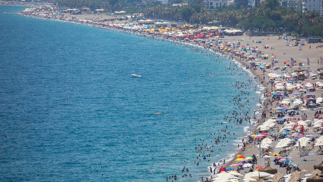 Antalya'da tesisler ve sahiller doldu