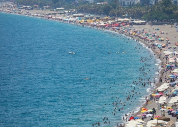 Antalya'da tesisler ve sahiller doldu
